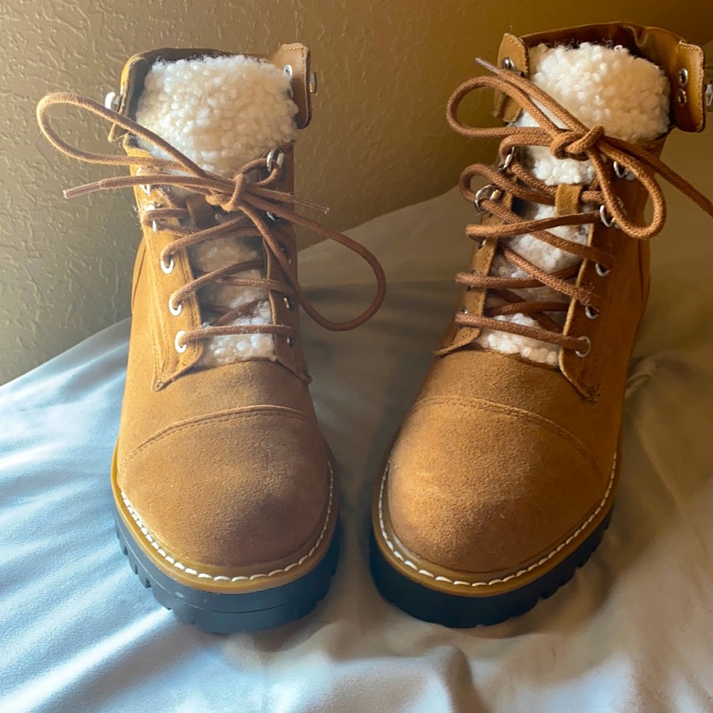 Extremely lightly used woman’s boots.
